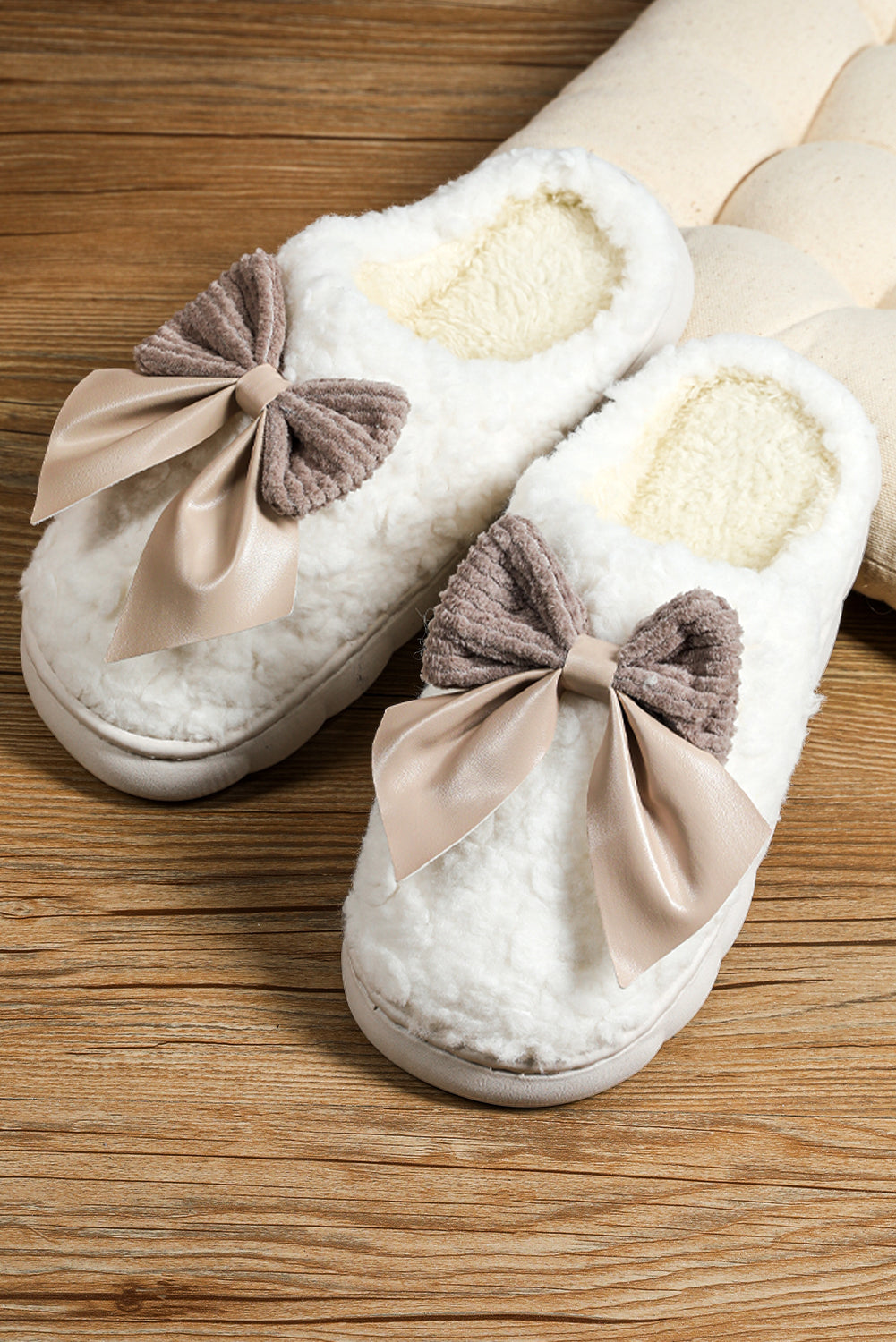 White Contrast Bowknot Applique Plush Winter Slippers (Bow Colors May Differ by Batch)